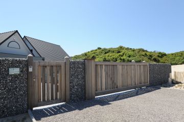 On arriving at the house, the tone is set by simple yet high-quality materials used for the fence and gate, which are both attractive and eco-friendly.