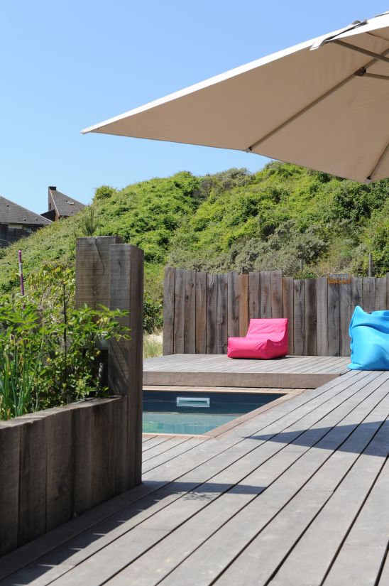 Au calme. Cette Piscinelle et sa terrasse mobile sont un véritable jeu de douceur et de variation entre les gris de la terrasse, de la piscine, du Rolling-Deck, de la clôture... et parfois du ciel du Nord.