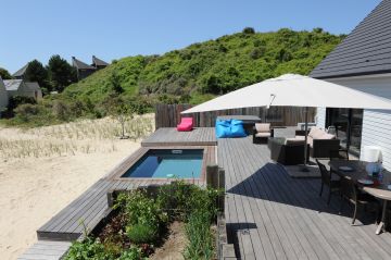 Nestled in sand dunes in northern France, this Piscinelle pool, its silver-grey ipe decking and Rolling-Deck can be disguised in the more tempestuous months of the year.