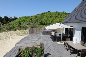 L'ensemble de la terrasse ainsi que le Rolling-Deck sont réalisés en ipé, bois exotique et naturellement imputrescible qui résistera aux tempêtes de la Manche.