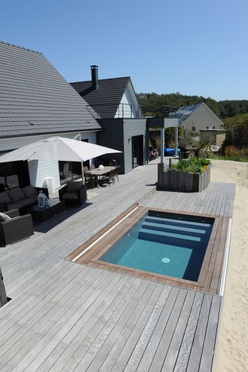 La maison est réalisée en architecture bois et est en parfaite harmonie avec la Piscinelle et sa terrasse en ipé.