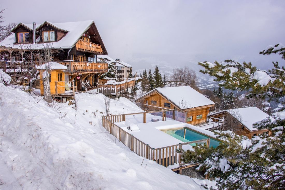 High-end self-built swimming pool - Rectangular swimming pool in the snow-covered Alps