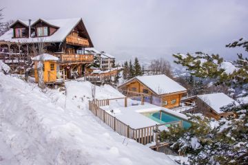 Piscine sous la neige dans la montagne