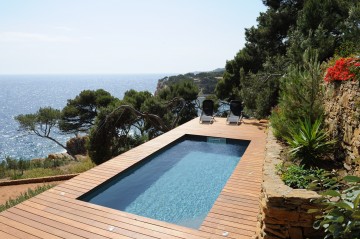 Semi-inground pool on a terrace in Marseille with a sea view