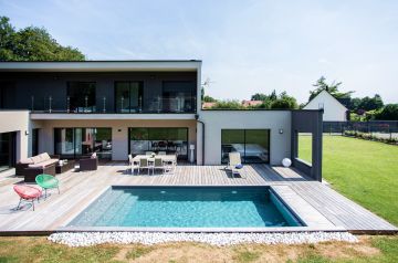 This pool in the heart of the Walloon Brabant region of Belgium resembles a juxtaposed set of oblongs that create a stylish, contemporary whole.