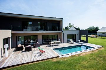 Une superbe réussite d'implantation d'une piscine rectangulaire contemporaine en Belgique.