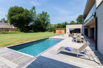 This breathtaking swimming pool design in Belgium is based entirely on clean lines and boasts immaculate finishes with perfect right angles.