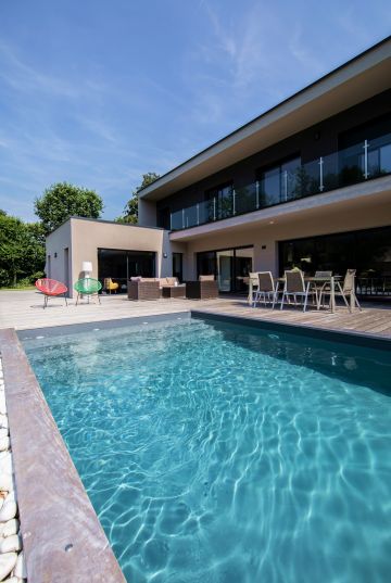 This contemporary lap pool combines all the styles of a modern project in the grounds of a cubic house.