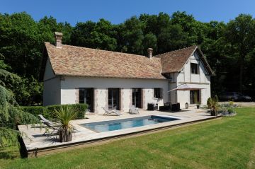 La piscine, tout en discrétion et en élégance, est construire auprès d'une belle longère normande près de Dreux.