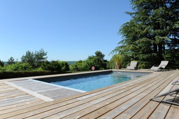 Equipée d'une couverture de sécurité automatique immergée, la piscine est sécurisée simplement et en quelques instants pour profiter toujours avec la même sérénité de la vue imprenable depuis la longère.