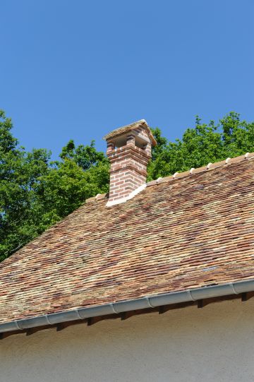 Le toit de la longère a été rénové dans la plus pure tradition normande pour un effet garanti.