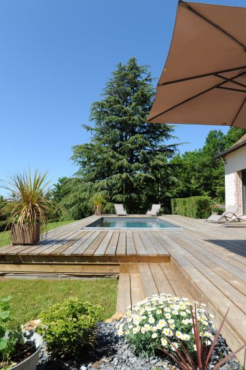 La piscine a été conçue épurée et totalement intégrée dans le prolongement de la longère dans une élégante discrétion.