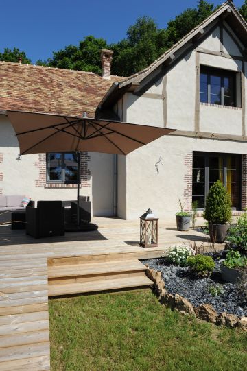 La piscine est construite au bord d'une très belle longère normande de tradition.