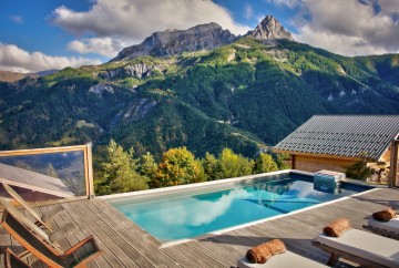 Piscine semi-enterrée dans un gîte de haute montagne à Pra Loup dans les Alpes