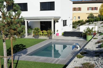 Piscine rectangulaire dans un jardin en Suisse