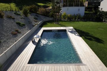 La Piscinelle posée sur une terrasse en bois