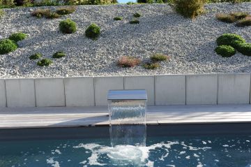 L'eau qui se déverse dans la piscine