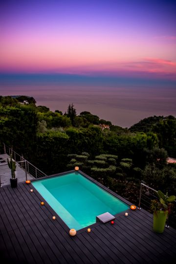 Exquisite shades of colour provide the backdrop for this Piscinelle pool