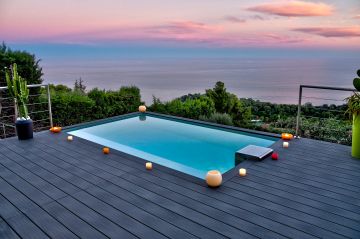 Ground view of the Piscinelle pool surrounded by candles

