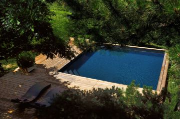 Piscine carrée avec un liner sombre.