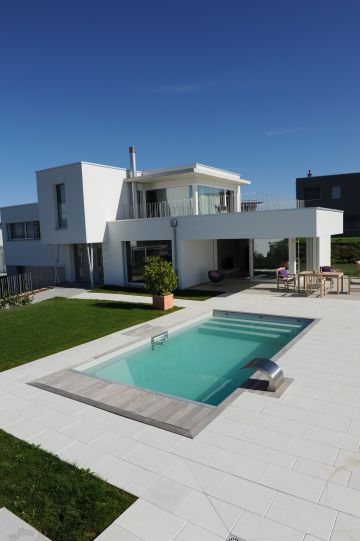 Piscine et maison au design contemporain en Suisse