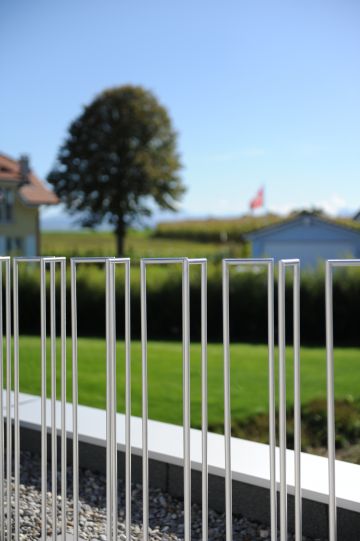 Balcon d'une maison avec piscine au design contemporain en Suisse