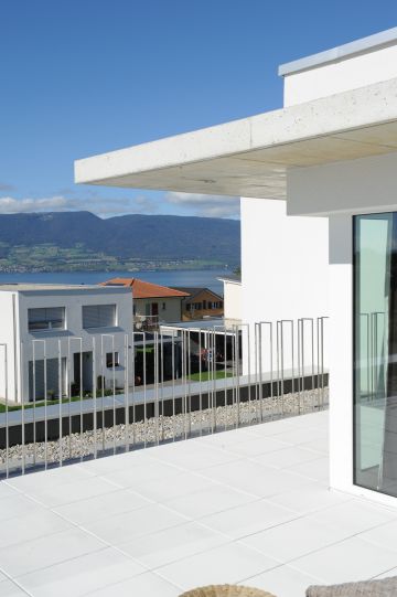 Vue du balcon sur le lac Léman en Suisse