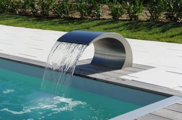 Lame d'eau inox au design épuré d'une Piscinelle en Suisse