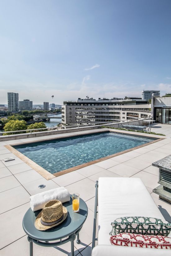 Installée sur le toit-terrasse de cet immeuble des bords de Seine, depuis la Piscinelle, les baigneurs disposent d'un panorama exceptionnel.