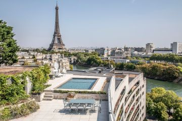 Sur le toit-terrasse face à la Tour Eiffel, la Piscinelle est installée complètement hors-sol, en toute simplicité.