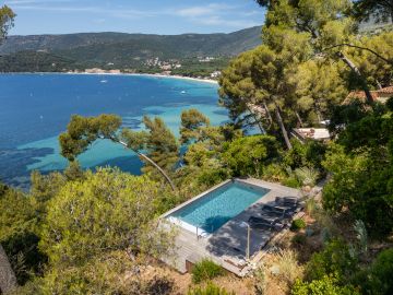 Piscine sur terrain en pente face à une baie méditerranéenne - Piscinelle