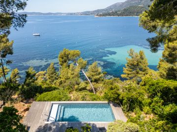Piscine en surplomb de la mer turquoise vue du ciel - Piscinelle
