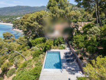 Piscine à flanc de colline avec vue sur la plage - Piscinelle