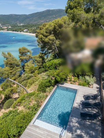 Piscine sur terrain en pente entre pins et mer Méditerranée - Piscinelle