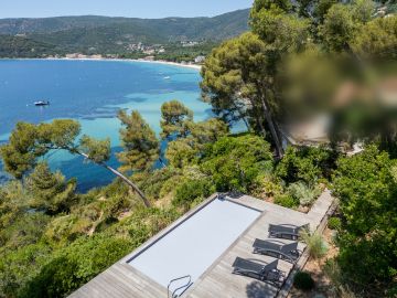 Piscine avec couverture automatique en surplomb de la baie - Piscinelle