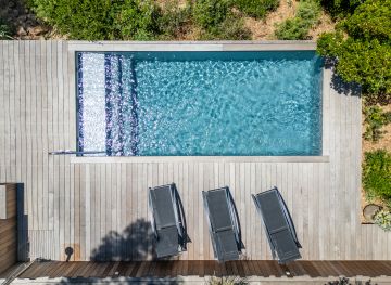Piscine vue du dessus avec escalier immergé et terrasse bois - Piscinelle