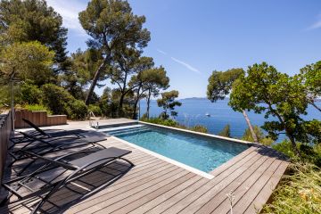 Piscine et terrasse bois face à la Méditerranée - Piscinelle