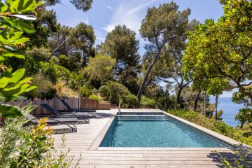 Piscine dans un jardin méditerranéen sur terrain en pente - Piscinelle