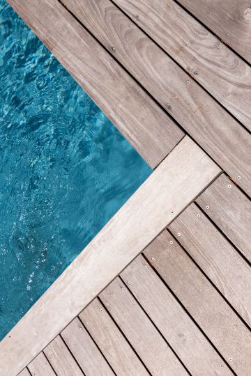 Angle de la terrasse bois au bord de l'eau - Piscinelle
