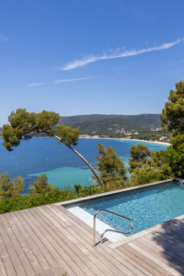 Vue sur la baie depuis le bord de la piscine - Piscinelle