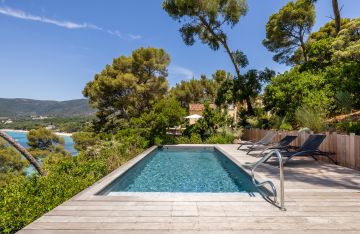 Piscine rectangulaire et terrasse bois avec vue mer - Piscinelle
