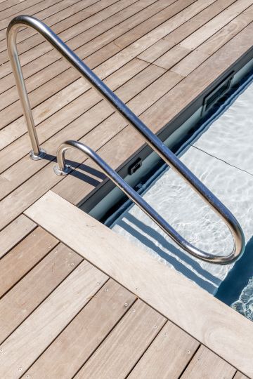 Échelle inox sur terrasse bois de piscine - Piscinelle