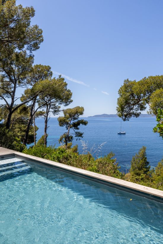 Nager face à la mer Méditerranée dans une piscine à flanc de colline - Piscinelle