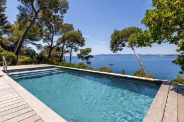 Ligne d'eau d'une piscine face à l'horizon marin - Piscinelle