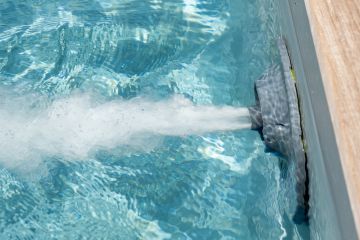 Nage à contre-courant dans une piscine Piscinelle