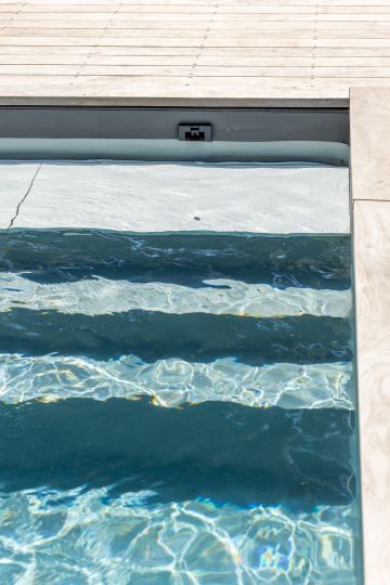 Marches de l'escalier immergé de la piscine - Piscinelle
