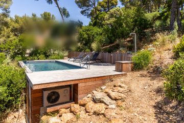 Soubassement habillé de bois d'une piscine sur terrain en pente - Piscinelle