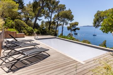 Piscine fermée par sa couverture automatique, terrasse bois et vue mer - Piscinelle