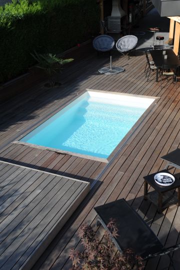 Vue de haut - Piscine ouverte avec la terrasse mobile