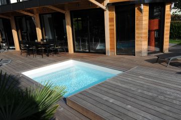 Une piscine mi-fermée par la terrasse mobile